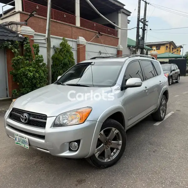 Nigerian Used Sound Toyota RAV4 For Sale in Uyo, Akwa Ibom