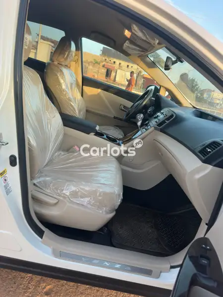 Foreign Used Toyota Venza 2010 White for sale in Kaduna - thumbnail 2