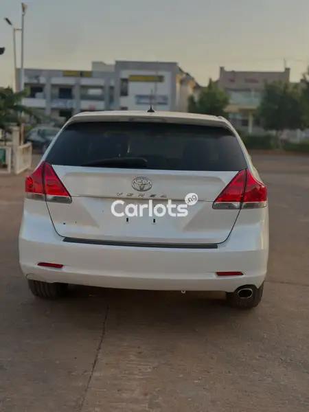 Foreign Used Toyota Venza 2010 White for sale in Kaduna - thumbnail 3