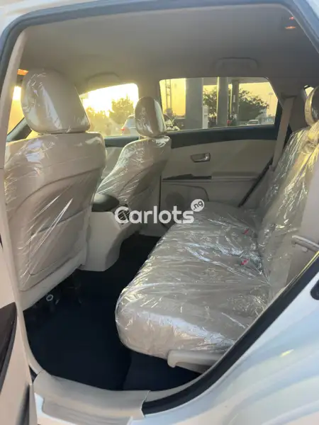 Foreign Used Toyota Venza 2010 White for sale in Kaduna - thumbnail 4