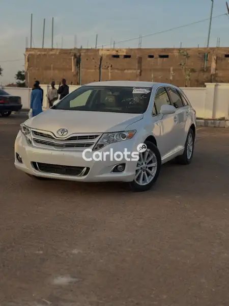 Foreign Used Toyota Venza 2010 White for sale in Kaduna - thumbnail 5