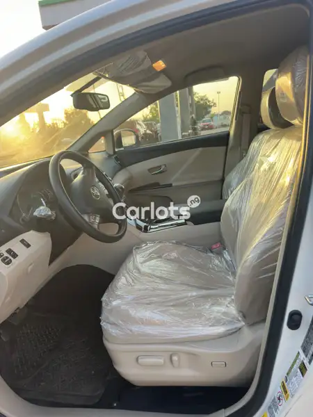 Foreign Used Toyota Venza 2010 White for sale in Kaduna - thumbnail 6
