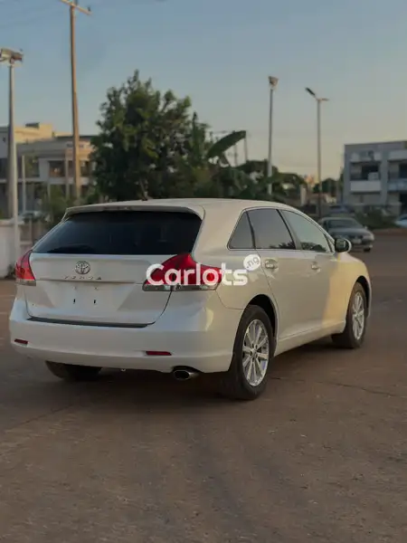 Foreign Used Toyota Venza 2010 White for sale in Kaduna - thumbnail 7