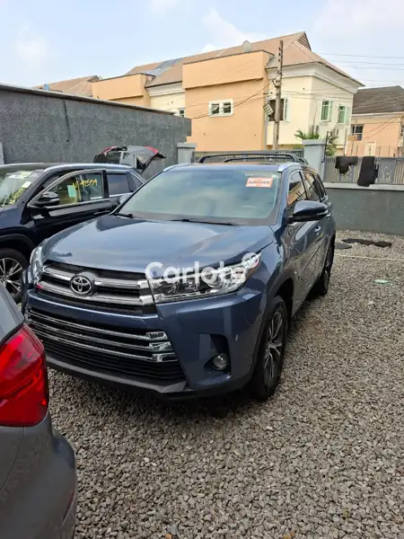 Foreign Used Toyota Highlander 2016 Blue for sale in Lagos