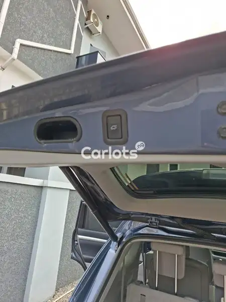 Foreign Used Toyota Highlander 2016 Blue for sale in Lagos - thumbnail 5