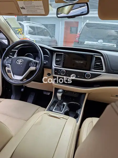 Foreign Used Toyota Highlander 2016 Black for sale in Lagos - thumbnail 2