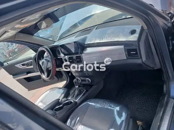Nigerian Used Mercedes-Benz GLK 2010 Gray for sale in Lekki, Lagos - thumbnail 2