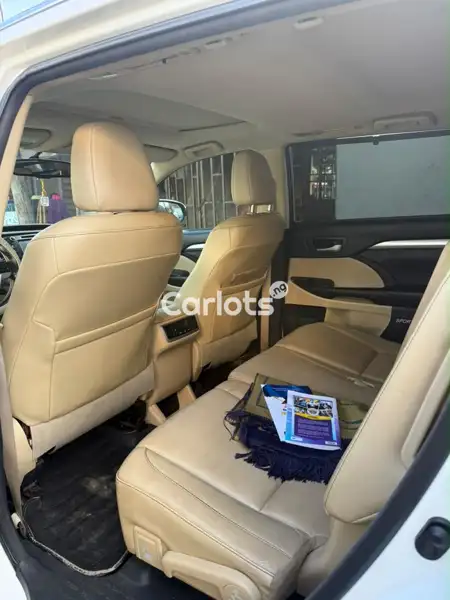 Nigerian Used Toyota Highlander 2016 White for sale in Surulere, Lagos - thumbnail 3