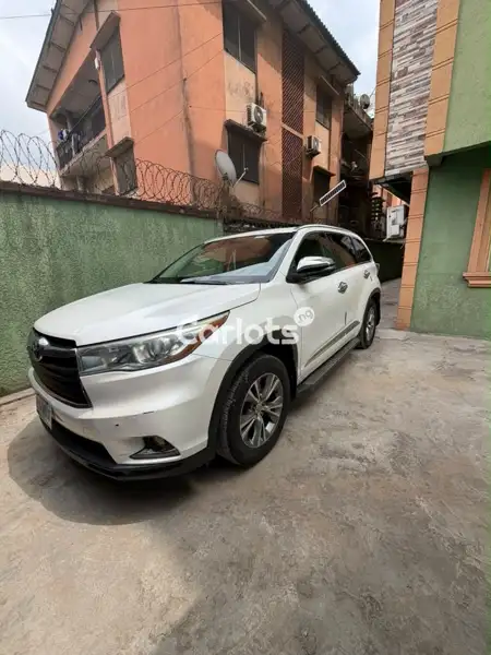 Nigerian Used Toyota Highlander 2016 White for sale in Surulere, Lagos - thumbnail 5