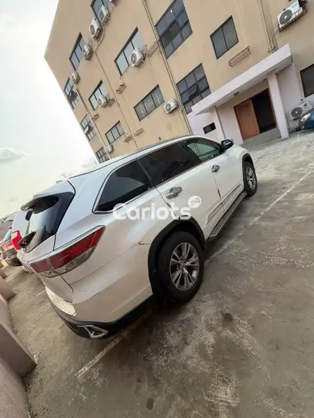 Nigerian Used Toyota Highlander 2016 White for sale in Surulere, Lagos - thumbnail 7