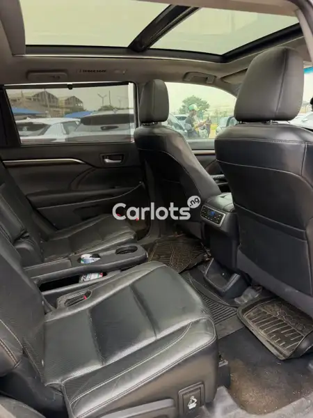 Nigerian Used Toyota Highlander 2015 Beige for sale in Asokoro, Abuja - thumbnail 4