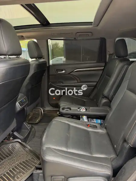 Nigerian Used Toyota Highlander 2015 Beige for sale in Asokoro, Abuja - thumbnail 5